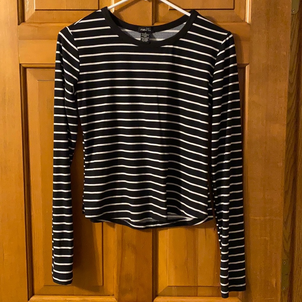 Cropped, slim fit shirt